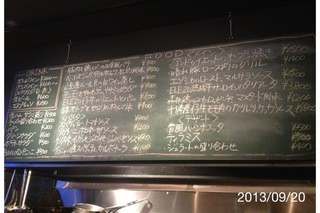 Bacco - 2013.9.20(金)18時半　ミートソースをスパゲッティでオーダー白ワイングラスで1900円(^^♪