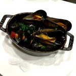 ビストロ　アギャット - モンサンミッシェル産のムール貝の白ワイン蒸し