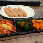 焼肉 炭屋 - ウィンナー、キムチ盛り合わせ