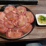 焼肉 炭屋 - ネギ塩タン2人前