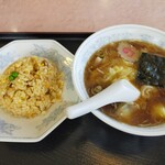 にい好 - 料理写真:ワンタンスープと半チャーハン