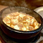 美齢 - 石焼き麻婆豆腐はグツグツと煮立った熱々のまま出される
            中国山椒を別添えで出され、お好みの辛さに調整できて
            辛く優しい広東風の味わいが良いね