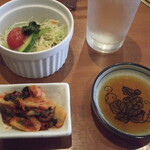 Ushien - サラダ、キムチ