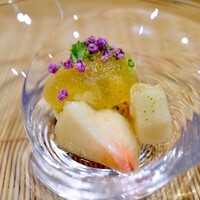 祇園 にし - 桃と毛ガニを土佐酢のジュレと。