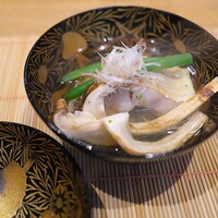 祇園 にし - お椀はグジと松茸。