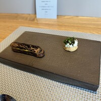 フィエルテ - ❶アミューズ
                    ・がぼちゃとヘーゼルナッツのムースのエクレア。
                    ・ホワイトコーン、ピューレ、仏産 キャビア、ハーブのサブレ。