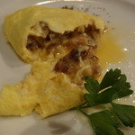 KITCHEN TSUNAGU - タップリと自家製コーンドビーフが入ったオムレツ