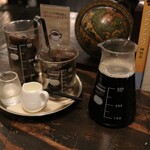 青山文庫 - アイスコーヒー全景　　　　　　　　　　　　　　　　　　　　　左 予備の氷    中 コーヒーグラス    右 ホットコーヒー