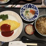 214321766 - 意外に合う。オムライスとお蕎麦のセット