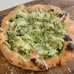ザ コートヤード キッチン - エビとズッキーニのピザ
