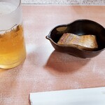 ばんちょう - ビールに付いてきたお魚の煮付けも美味しい