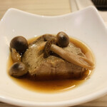 やきにく草柳 - ① 300円：お通し（タン煮込み）