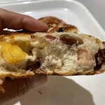 デイジイ - フルーツとヨーグルトのパンの断面