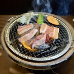 Taishuu Yakiniku Darumaya - お肉を焼いてます。