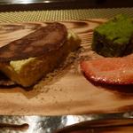 Samwells - デザートはピスタチオのアイスクリームのチュイール巻と末茶のフィナンシェ、苺アップ