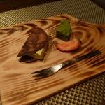 Samwells - デザートはピスタチオのアイスクリームのチュイール巻と末茶のフィナンシェ、苺