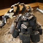 柳家 - こんな囲炉裏でいただきます。さ、鮎を焼きはじめます！