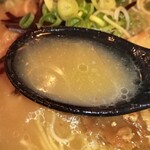 元祖 中洲屋台ラーメン 一番一竜 - あっさり系豚骨スープ