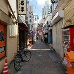 自家製麺 ご藤 - JR小岩駅南口を出て徒歩で1分くらい。この道を進みます。