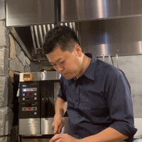 魚と炭と鉄板と ととと - 炙り立ての藁焼きを切って下さる大将様♪