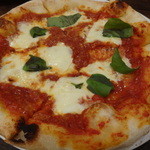 ペスカーラ - マルゲリータ。直径２２cmの食べ応え十分のピザ。深い味わいです。