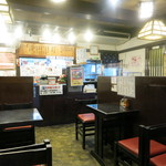 Chuuka Udon Ippei - レトロな店内。お蕎麦屋さんみたいな感じです。