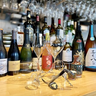 ソムリエールがお好みやお食事に合わせてワインや日本酒をご案内