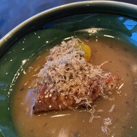 スーツァンレストラン陳 横浜店 - 鶏手羽先の煮込み　上にはサマートリュフをかけてくださいます