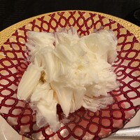 スーツァンレストラン陳 横浜店 - フレッシュフルーツ入り台湾かき氷　ミルクのかき氷の下にはジャスミンティーのアイス、マンゴー、パッションフルーツ