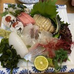 Amazushi - 鱧、イカ、縞鯵、ヒラメ、鯛、中トロ、鮑、フグ皮の湯引き