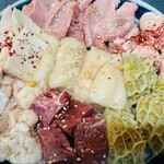 炭火焼ホルモンナカジ はなれ - おまかせホルモン盛塩（大）