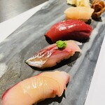 新宿 鮨 よこ田 - お寿司1皿目: ブリヒラ、アジ、本鮪赤身、ヒラガイ