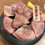 焼肉ホルモン大衆酒場 真 肉焼屋 - 厚切りタン