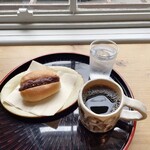 二坪喫茶アベコーヒー - あんことクリームチーズのコッペパン（小）、コーヒー（ブラジル）
