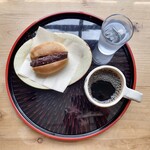 二坪喫茶アベコーヒー - あんことクリームチーズのコッペパン（小）、コーヒー（ブラジル）