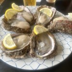 旅館 益美荘 - 由良海岸で獲れた岩牡蠣。この日は1個800円でした。