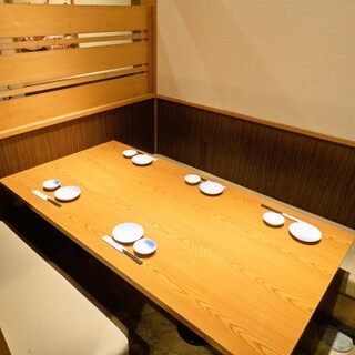 テーブル6名様×2/お気軽に立ち寄れる雰囲気のテーブル席。