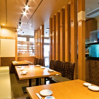 活気溢れる雰囲気の店内！人数などに合わせてさまざまなお席をご用意しております♪