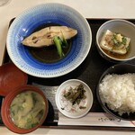 寶屋 本店 - 煮魚（カレイ）定食￥1,000
