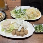 しゃぶしゃぶ萬蔵 - 野菜など取り放題だ。レンコンや玉ねぎもあったので持って来たが、すき焼きのメニューもあったので、すき焼き用の野菜だな。