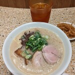 一風堂KAY - とんこつ麺硬め¥900　サービス品のルイボスティー