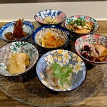 中華ダイニング 一途一心 - 前菜美味しい。刺身も入ってるし紹興酒海老も大好き大根の漬物も最高クラゲサッパリで良い口直し鶏肉のも好きだった！必食はヨダレ鶏！