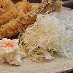 Tatsumi - 割烹 辰巳 ＠茅場町 ミックスフライ2点に添えられる千切りキャベツとポテトサラダ