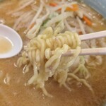 山久ラーメン - みそ野菜ラーメン中細麺アップ