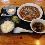 チャイニーズ 晴菜 - ランチの麻婆豆腐には搾菜、ごはん、スープに杏仁豆腐がついてきます。