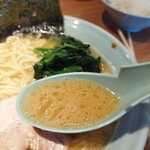 町田商店 - 濃さ普通のスープ