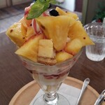 てんとう虫。 - パイナップルの間から見えるマンゴーヨーグルトケーキ、最高～。