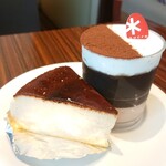 パティスリー シュクレ - バスクチーズ380円、コーヒーゼリー360円:下はチョコクリーム