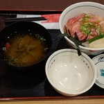 目利きの銀次 - マグロハラモ漬け丼800円