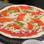 トリワイン ＰＩＫＯＳＨＨＨＵ - 自家製緑タバスコのおまかせピザ 仕込み中！